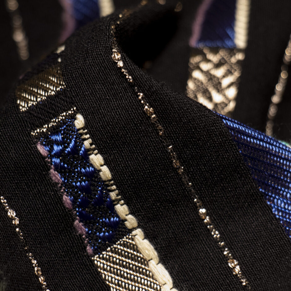 134_SCHWARZ-GOLD-BLAU-MUSTER